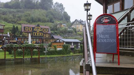 "Fermé aujourd'hui à cause des préparatifs face aux inondations", est-il écrit sur ce panneau d'un restaurant à Rathen (Saxe, Allemagne). Dans cette localité, le niveau de l'eau continue à monter, le 16 septembre 2024. (JAN WOITAS / AP / SIPA)