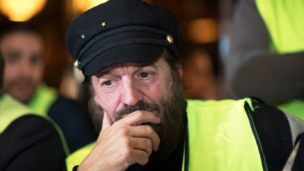 Francis Lalanne avec des "gilets jaunes" le 17 décembre 2018 à Paris. (ERIC FEFERBERG / AFP)