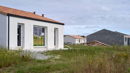 Un chantier de construction de maisons individuelles dans un nouveau quartier pavillonnaire en Vendée, le 2 juillet 2024. (MATHIEU THOMASSET / HANS LUCAS)