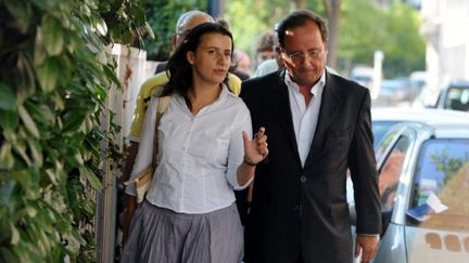 Cécile Duflot discute avec Francois Hollande, le 21 août 2008 lors des Journées d'été des Verts à Toulouse. (AFP)