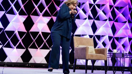 L'ancienne secr&eacute;taire d'&eacute;tat am&eacute;ricaine Hillary Cliton r&eacute;agit apr&egrave;s qu'une femme lui a lanc&eacute; une chaussure en pleine conf&eacute;rence &agrave; Las Vegas (Nevada, Etats-Unis), le 10 avril 2014. (ISAAK BREKKEN / GETTY IMAGES / AFP)