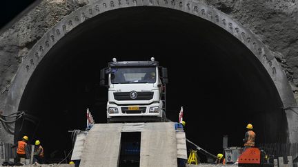 Le chantier de construction du tunnel Tianshan Shengli, dans la région autonome ouïghoure du Xinjiang, dans le nord-ouest de la Chine, le 19 mai 2020. (HU HUHU / XINHUA)