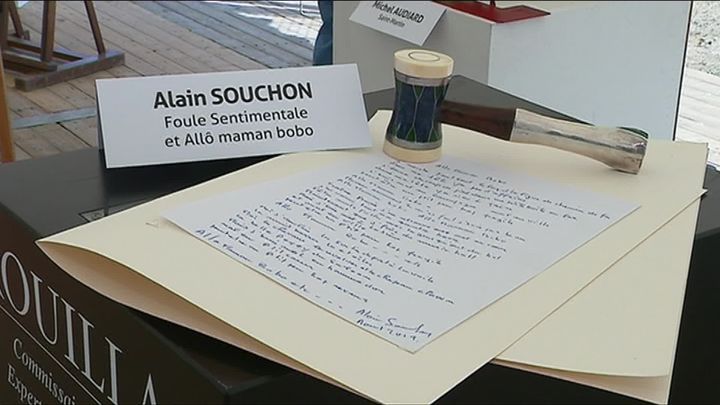 Les chansons manuscrites d'Alain Souchon vendues aux enchères le 15 septembre 2019 au domaine de Chambord dans le cadre d'une vente au profit de Notre-Dame de Paris. (X. Naizet / France Télévisions)