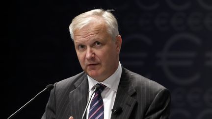 Le Commissaire europ&eacute;en aux Affaires &eacute;conomiques, Olli Rehn, lors d'une conf&eacute;rence de presse, le 12 septembre 2013 &agrave; Riga (Lettonie). (INTS KALNINS / REUTERS)