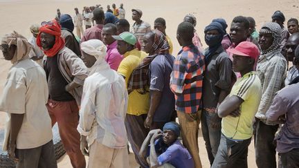 Des migrants d'Afrique subsahrienne et des ressortissants nigériens dans la ville nigérienne d'Assamaka, à la fontière avec l'Algérie. (AP Photo/Jerome Delay)