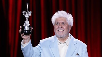 Le réalisateur Pedro Almodovar reçoit le prix d'honneur au Festival du film de Saint-Sébastien, le 26 septembre 2024 (JESUS ​​​​BRIONES/SIPA)