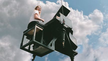 Le 14 juillet à 21h30, place de la Bourse à Bruxelles, la chanteuse Santa donnera un concert suspendue à une grue à 45 mètres au-dessus du sol. (Martin Ellis)