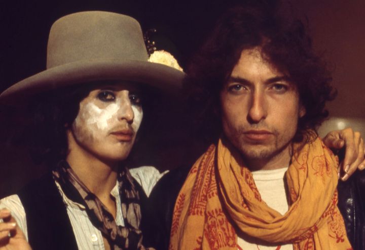 Joan Baez déguisée en Bob Dylan, à côté de Dylan, en 1975 sur la tournée Rolling Thunder Revue. (NETFLIX)