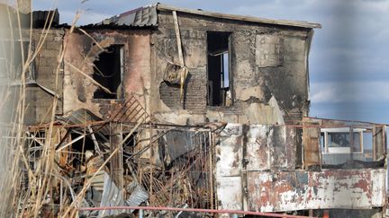 Une maison détruite après des frappes russes sur une banlieue de la ville d'Odessa, dans le sud du pays, le 27 décembre 2023. (NINA LYASHONOK / NURPHOTO / AFP)