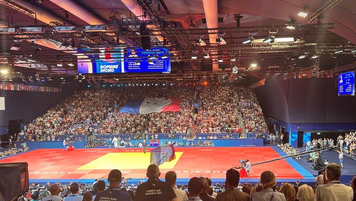 Le public de l'Arena Champ-de-Mars a déployé un immense tifo à l'occasion des finales des deux judokas français, le 2 août 2024, lors des Jeux olympiques de Paris. (Emmanuel Rupied)