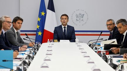 Emmanuel Macron et plusieurs membres du gouvernement, à l'Elysée, le 16 mai 2024, lors d'un conseil de défense. (LUDOVIC MARIN / AFP)