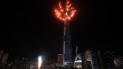 Les feux d'artifice sont tirés de la&nbsp;Lotte World Tower à Séoul, en Corée du Sud. (MAXPPP)