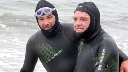 Philippe Croizon avec Arnaud Chassery, le 11 août 2012, sur la plafe de Wales (Alaska)
 (PATRICK FILLEUX / AFP)