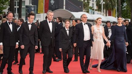 &nbsp; (Fabrice Luchini, Bruno Dumont, Jean-Luc Vincent, Brandon Lavieville, Juliette Binoche, Valeria Bruni Tedeschi et Raph arrivent sur le tapis rouge du film "Ma Loute" lors de la 69e édition du Festival de Cannes © MaxPPP)