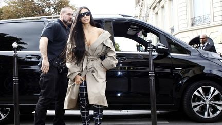 Kim Kardashian et son garde du corps, Pascal Duvier, depuis remercié, à Paris avant le braquage en octobre 2016. (MEHDI TAAMALLAH / NURPHOTO)