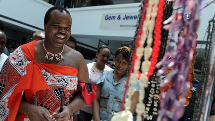 Le roi d'eSwatini Mswati III et la reine Inkhosikati Make Mahlangu au Sri Lanka, le 15 août 2012.&nbsp; (ISHARA S.KODIKARA / AFP)