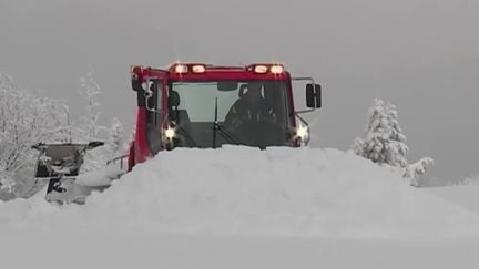 Dans certaines stations des Vosges, on organise un ballet de camion pour combler le manque de flocons. (FRANCE 2)