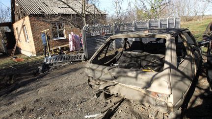 Une voiture détruite par un bombardement russe le 30 octobre 2023, dans la région de Dnipro (Ukraine). (MYKOLA MIAKSHYKOV / UKRINFO / SIPA)