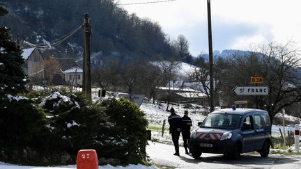 Des gendarmes bloquent une route menant à la scène de crime où ont été retrouvé des ossements appartenant à la petite Maëlys, le 14 février 2018 près de Saint-Franc (Savoie). (JEAN-PIERRE CLATOT / AFP)