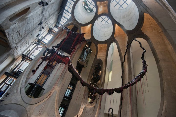 Une sculpture de l'artiste sud-africain Nicholas Hlobo, dans la nef du nouveau Zeitz-MoCAA Museum du Cap (Afrique du Sud), qui ouvre ses portes le 22 septembre
 (Rodger Bosch / AFP)