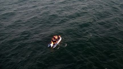 Un bateau transportant des migrants tente de traverser la Manche en direction du Royaume-Uni, le 24 juillet 2019, près de Calais (Pas-de-Calais). (PREFECTURE MARITIME DE LA MANCHE / AFP)