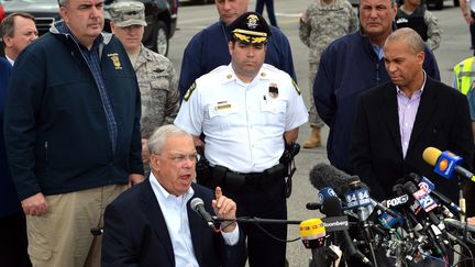 Le maire de Boston Thomas Menino (dans le fauteuil roulant) a donn&eacute; une longue conf&eacute;rence de presse en milieu de journ&eacute;e le 19 avril 2013 pour annoncer que le plus jeune des suspects &eacute;tait toujours recherch&eacute;. (STAN HONDA / AFP)