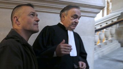 L'adjudant-chef Guy Raugel arrive &agrave; la cour d'assises de Paris avec son avocat, le 27 novembre 2012. (KENZO TRIBOUILLARD / AFP)