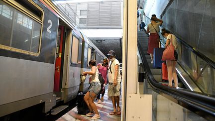 Des passagers en gare de Montpellier Saint-Roch, le 30 juillet 2020.&nbsp; (MAXPPP)