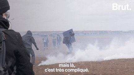 Samedi 25 mars, 30 000 personnes se seraient mobilisées selon les organisateurs contre le projet des méga-bassines à Sainte-Soline, dans le département des Deux-Sèvres. De violents affrontements ont eu lieu entre activistes et gendarmes, causant plusieurs blessés, dont trois en urgence absolue selon le procureur de la République de Niort.