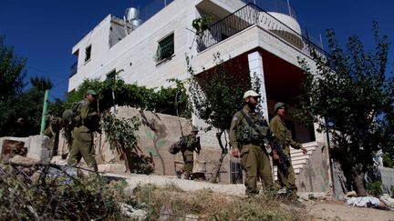 Des soldats isra&eacute;liens recherchent les trois adolescents isra&eacute;liens enlev&eacute;s en Cisjordanie, le 27 juin 2014. (MAMOUN WAZWAZ / ANADOLU AGENCY)