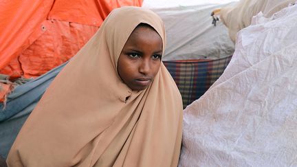 Mais pour le vice-président Abdiweli Mudey, qui l’a présenté, "ce projet de loi est le bon (…) conforme à la loi et aux traditions islamiques." Basé sur la charia, il permettrait le mariage à condition que la famille donne son consentement. Mais de nombreux législateurs, comme la militante des droits humains Sahra Omar Malin, le rejettent fermement : "Notre constitution est basée sur l'Islam. Elle dit que l'âge de la maturité est de 18 ans, c'est l'âge idéal pour voter ou pour qu'une fille se marie", a-t-elle déclaré.&nbsp; &nbsp; (FEISAL OMAR / REUTERS)