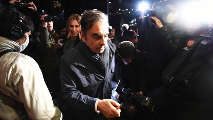 Carlos Ghosn et son épouse Carole entouré de journaliste à leur arrivée à leur résidence à Tokyo, le 3 avril 2019. (CHARLY TRIBALLEAU / AFP)