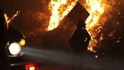 Un pompier impuissant tout &agrave; proximit&eacute; des flammes, toujours pr&egrave;s du lac Clear, en Californie, le 2 ao&ucirc;t 2015. (JOSH EDELSON / AFP)