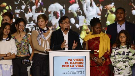 Le candidat à l'élection présidentielle colombienne Gustavo Petro, arrivé en tête au premier tour du scrutin, le 29 mai 2022 à Bogota (Colombie).&nbsp; (JUANCHO TORRES / ANADOLU AGENCY / AFP)