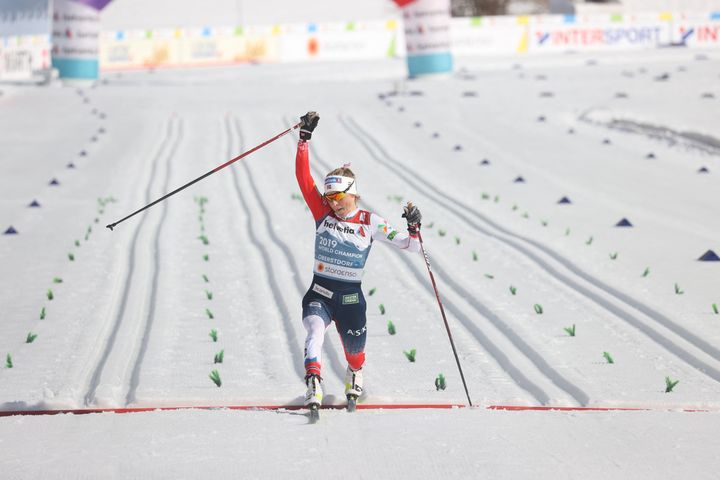 Therese Johaug célèbre son titre obtenu haut-la-main sur le 30 km des championnats du monde d'Oberstdorf (Allemagne), le 6 mars 2021. (KARL-JOSEF HILDENBRAND / DPA)