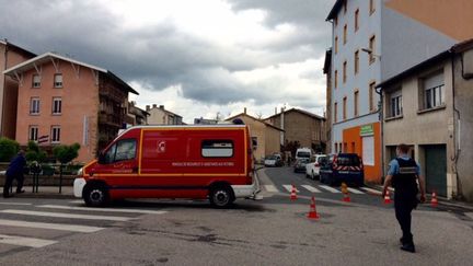 Les pompiers et les gendarmes interviennent près du lieu de la découverte du cadavre d'une mère de famille, à Pontcharra-sur-Turdine (Rhône), le 29 mai 2016. (EMILIE ROSSO / FRANCE 3 RHONE-ALPES)