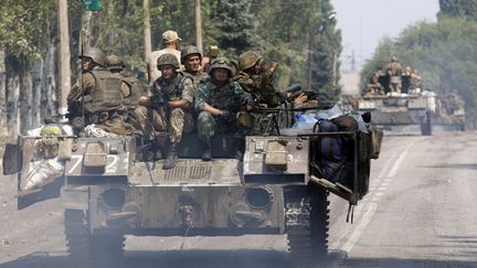 Des soldats ukrainiens, le 14 ao&ucirc;t 2014, dans la r&eacute;gion de Donetsk, dans l'est du pays, o&ugrave; les combats font rage. (ANATOLII STEPANOV / AFP)