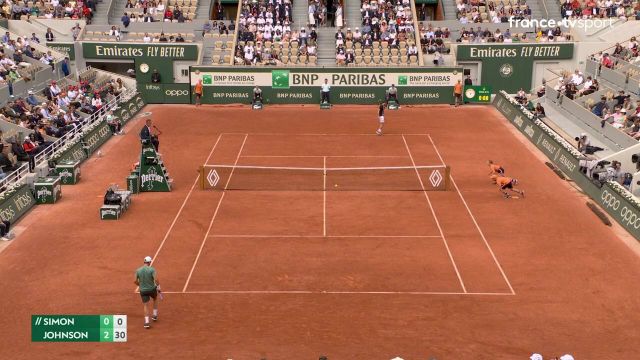 Gilles Simon est bousculé dès l’entame de son match contre l’Américain Steve Johnson. Malmené en fond de court, il se fait prendre à contre-pied et Johnson a une balle de break pour mener 3-0 dans la première manche.