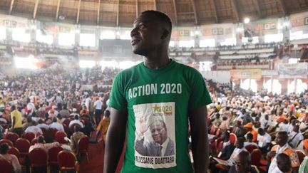 Un jeune homme porte un t-shirt à l'effigie du président ivoirien Alassane Ouattara, durant un congrès du parti du RDR, le 5 mai à Abidjan.  (SIA KAMBOU / AFP)