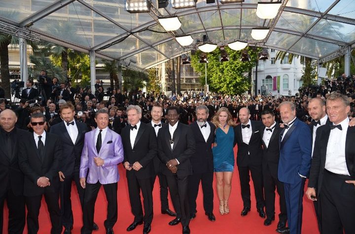 L’équipe du film “The Expandables 3 “ monte les marches du Palais des festivals le 18 mai 2014 (de gauche à droite) Randy Couture, Antonio Banderas, Kellan Lutz, Sylvester Stallone, Harrison Ford, Glen Powell, Wesley Snipes, Mel Gibson, Ronda Rousey, Jason Statham, Victor Ortiz, Kelsey Grammer, le réalisateur Patrick Hughes et Dolph Lundgren.
 (ALBERTO PIZZOLI / AFP)