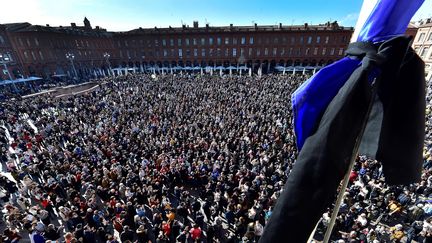 Des milliers de personnes sur la place du Capitole, à Toulouse, en hommage à Samuel Paty, le 18 octobre 2020. (GEORGES GOBET / AFP)