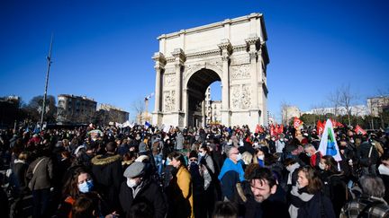 Des enseignants manifestent, le 13 janvier 2022 à Marseille (Bouches-du-Rhône). (CLEMENT MAHOUDEAU / AFP)