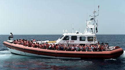 Un bateau de l'ONG Médecins sans frontières venant en aide à des migrants en Méditerranée, le 14 juin 2018. (KENNY KARPOV / AFP)