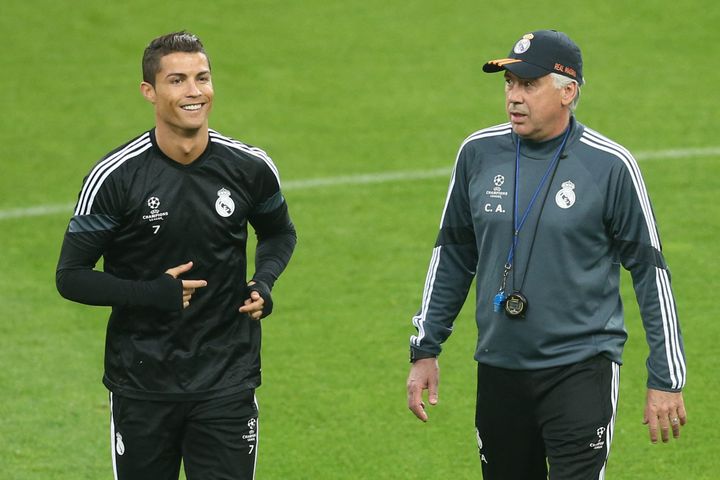 Carlo Ancelotti avec Cristiano Ronaldo lors d'une séance d'entraînement du Real Madrid, le 4 mai 2015. (MARCO BERTORELLO / AFP)