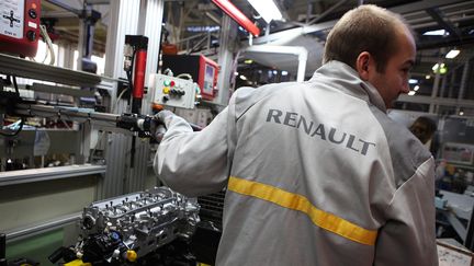 Un salarié de Renault à l'usine de Cléon (Seine-Maritime). Photo d'illustration. (MAXPPP)