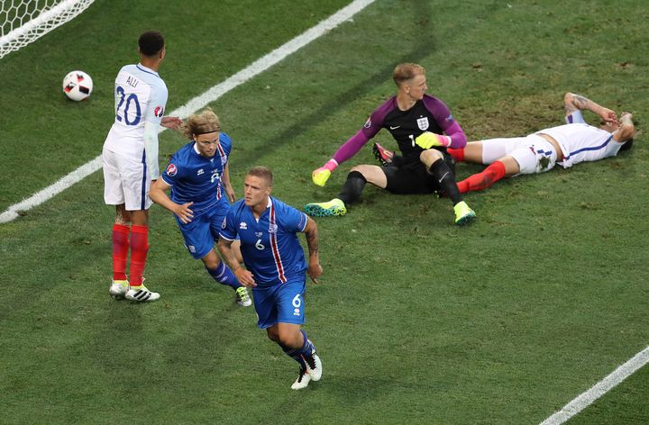 L'Islandais Ragnar Sigurdsson fête l'égalisation de son équipe, le 27 juin 2016 à Nice (Alpes-Maritimes). (VALERY HACHE / AFP)