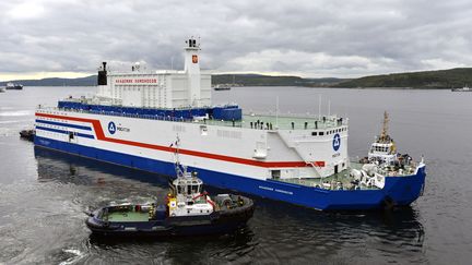 La centrale nucléaire flottante, "l'Akademik Lomonosov", dans le port de Mourmansk le 23 août 2019. (Handout / ROSATOM / AFP)