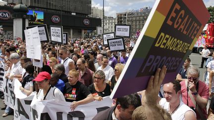 Manifestation en faveur du mariage lors de la Gay Pride &agrave; Paris, le 30 juin 2012. (MAL LANGSTON / REUTERS)