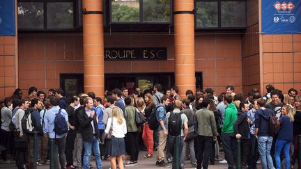 Des étudiants devant l'école de commerce ESC de Toulouse, le 4 septembre 2012. (REMY GABALDA / AFP)