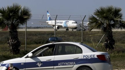 &nbsp; (L'avion a été isolé sur le tarmac de l'aéroport de Larnaca © Reuters / Yiannis Kourtoglou)